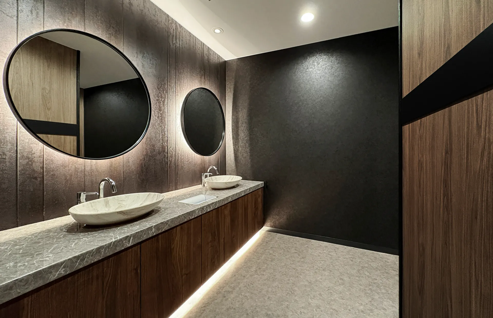 洗面台の施工事例｜丸鏡と木目を取り入れたスタイリッシュなパウダールーム